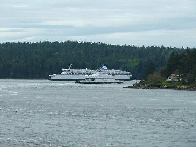 Spirit of Vancouver Island passes Queen of Cumberland in Active Pass