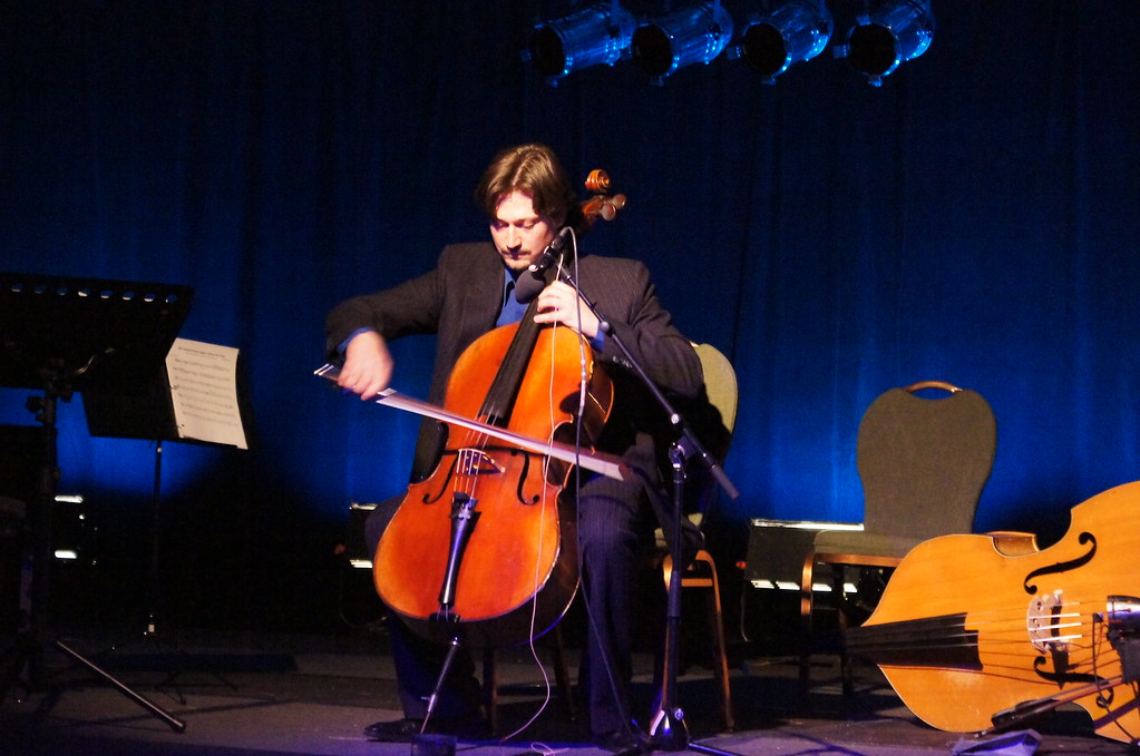 Vincent Bélanger, Cello, Salon Son et Image, Montreal Hi-Fi Show, Sony A55, ISO 6400, 2 April 2011 (20)