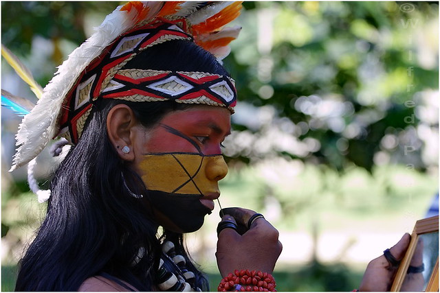 IMG_1729 Indio Pataxo se enfeitando  na Festival Nacional da Cultura Indígena