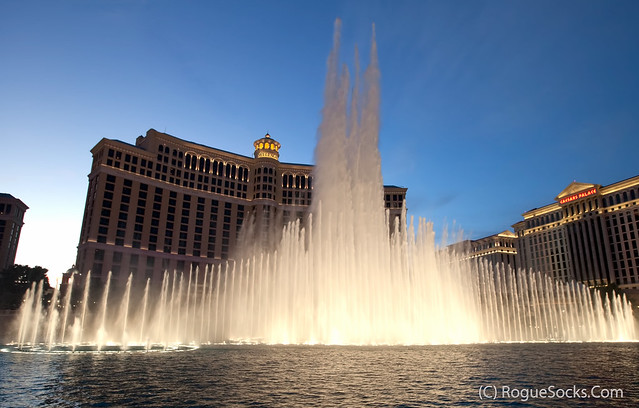 Fountains-of-Bellagio-hotel-casino-las-Vegas-night-005.jpg