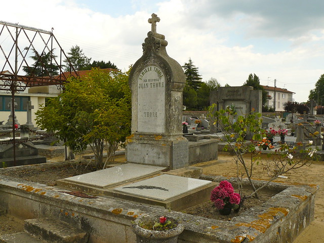 Dax, Landes: cimetière Saint-Vincent, sépulture de Jean Thore, médecin et botaniste français, né le 13 octobre 1762 à Montaut et mort le 27 avril 1823 à Dax.
