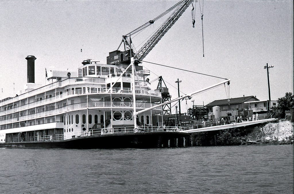 Работа на пароходе. Queen Mississippi пароход. Теплоход Миссисипи. Mississippi Queen Steamboat 19 века. Пароход Луизиана.