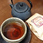 皆さん、おはようございます。 今日は黒茶を飲んでからの出発です。  #黒茶#中国産#いただきもの#化物語#chinesetea#GWで混雑しているから出かけたくない病#でも仕方ないから出発するか#今朝もﾊﾞﾘﾊﾞﾘいけそうなｵｼﾞﾁｬﾝです