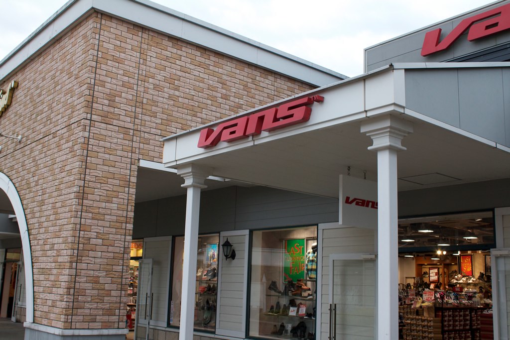 vans store lloyd center