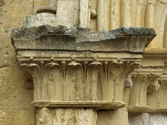 Nogal de las Huertas (Palencia). Monasterio de San Salvador. Capiteles de la portada
