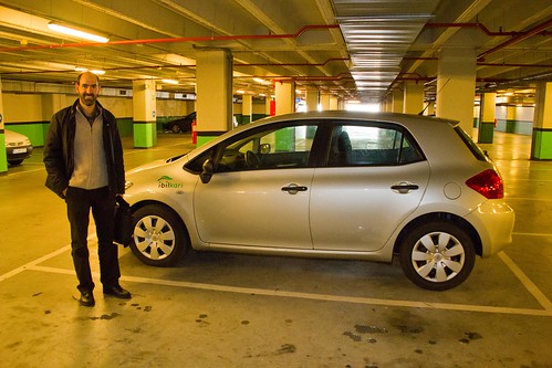 Iker Maguregi y uno de los vehículos compartidos de Ibilkari Car Sharing