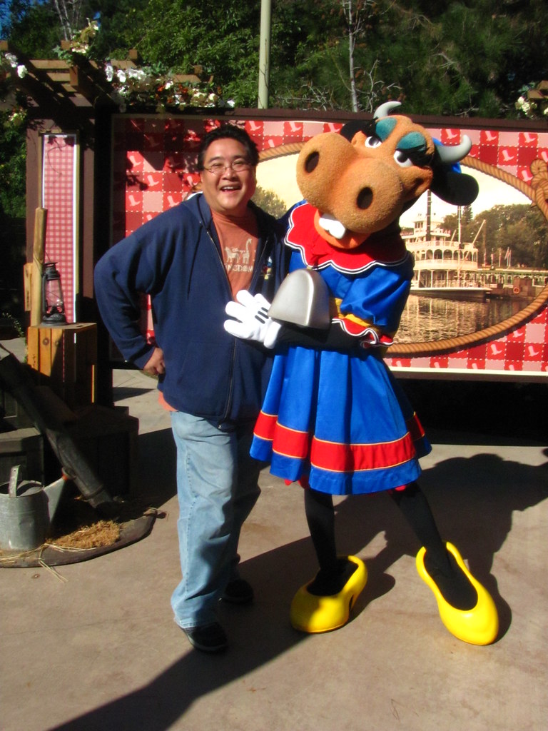 Meeting Clarabelle Cow at Disney's Kickin' Country Weekend… | Flickr