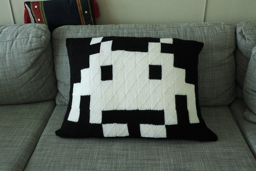 Tricoter un coussin Space Invader | by takalfer_flickr