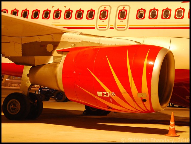 AirIndia Airbus A320 (VT-EDE) engine