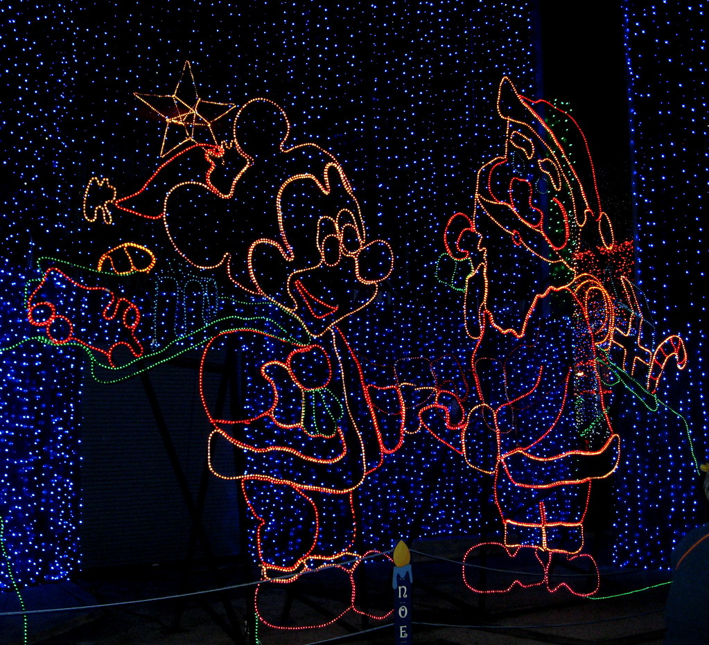 Hollywood Studios - Osborne Family Spectacle Of Lights - Mickey Mouse & Santa Claus Lights