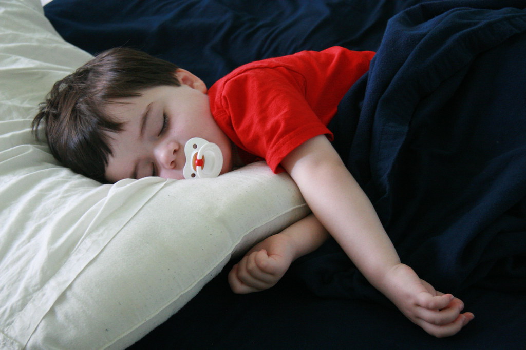 img_0170.jpg | parker pacifier asleep bed | sniggerfardimungus | Flickr