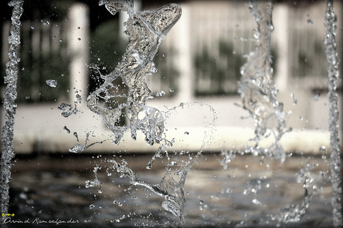 Water frozen at 1/4000th of a sec - looking like a basketball player dunking ?