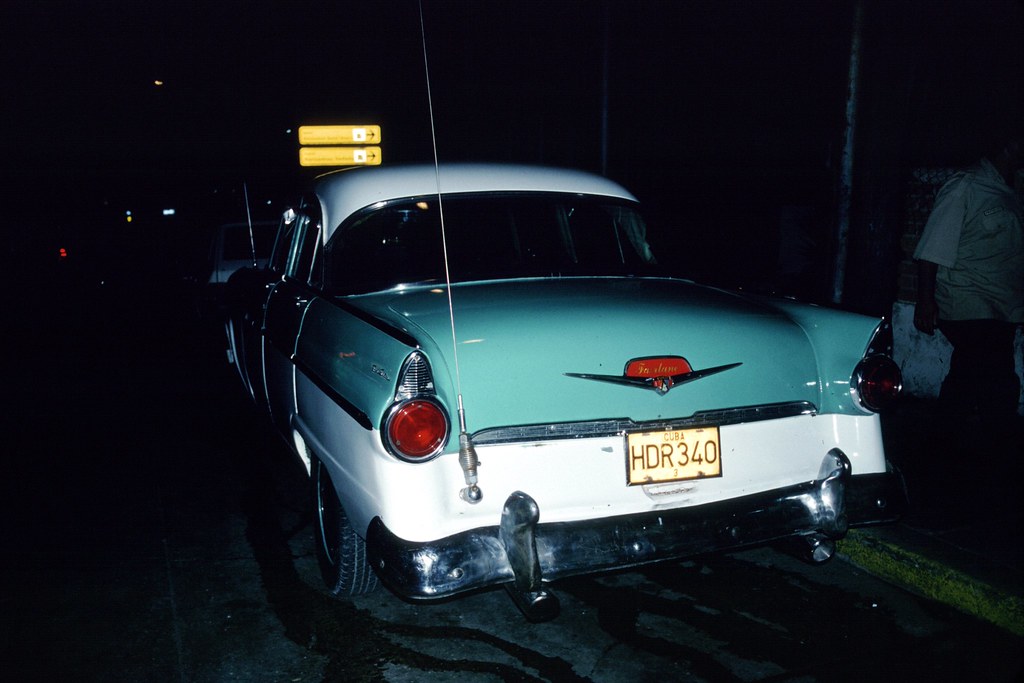 Coche Cubano clasico en la noche - classic Cuban car