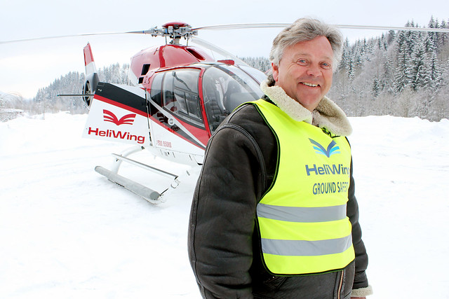 John Erik Sogn foran helikopter