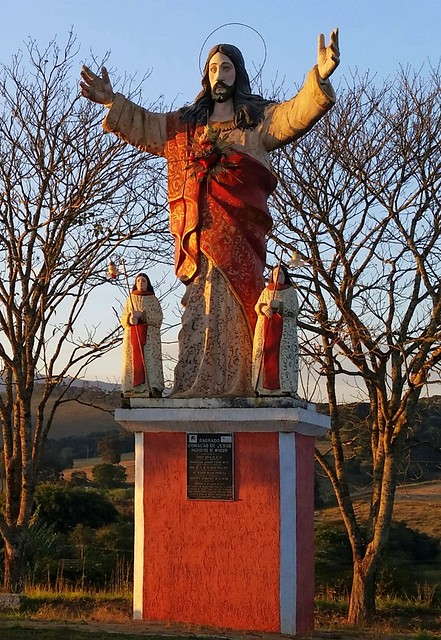 Statue on the northwest entrance Minduri - Estátua na Entrada Noroeste de Minduri - MG