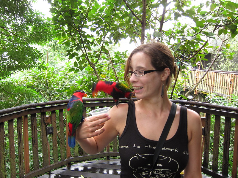 Ania karmi ptaki w Jurong Bird Park
