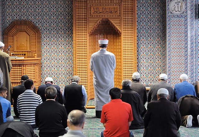 2305 Mittagsgebet in der Eyüp Sultan Moschee, Hamburg Harburg.