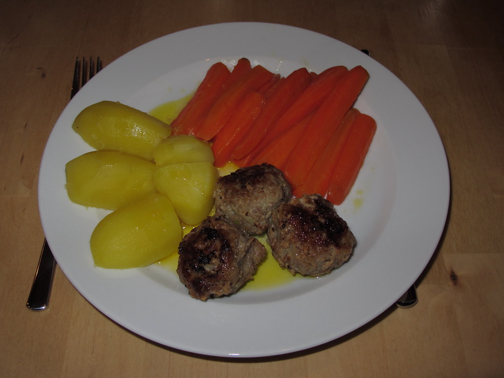 Frikadellen mit Salzkartoffeln und süßen Möhren | Gourmandise | Flickr