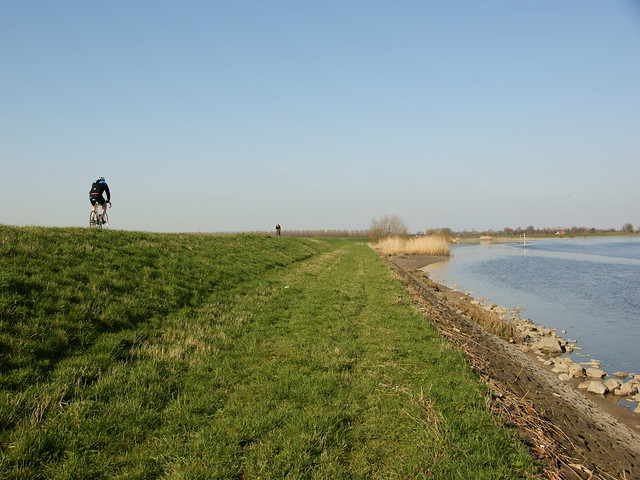 Cycling next to the Hollandse IJssel