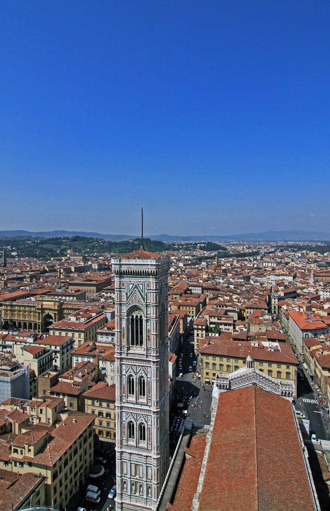 イタリア フィレンツェ 08 08 07 サンタ マリア デル フィオーレ大聖堂の塔頂部よりジョットの鐘楼を見る Flickr