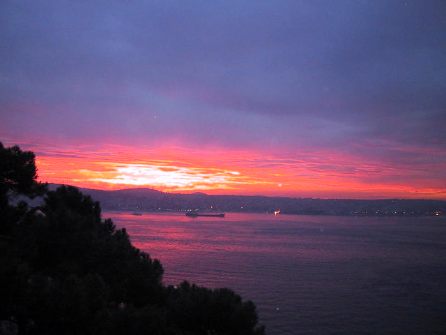 lever soleil bleu et rouge à Istanbul