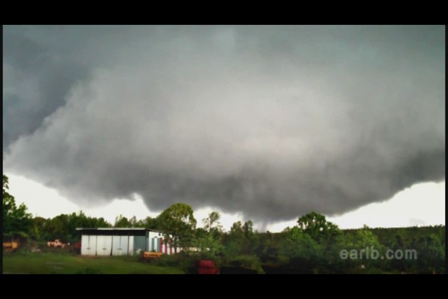 VIDEO - Large Tornado April 15, 2011
