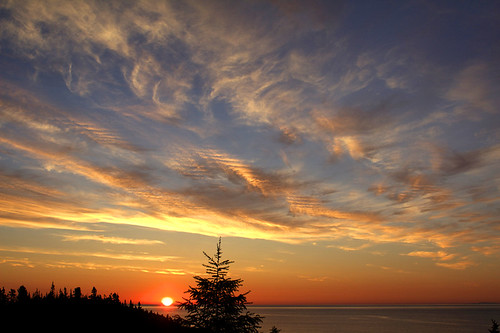 Lever de soleil sur le fleuve by Jacques Lafond, Photographie prise du village Essipit, Québec
