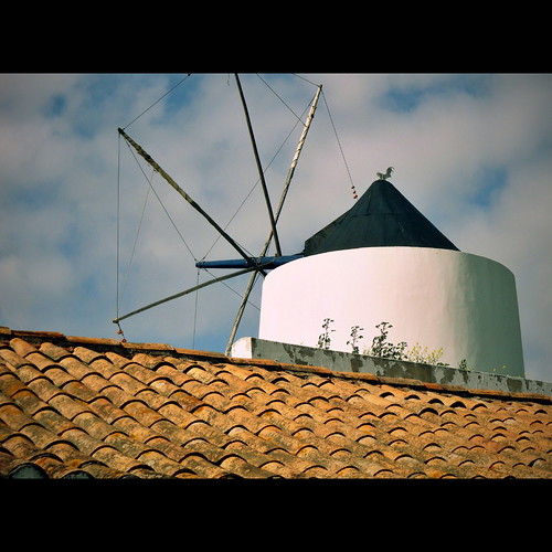 roof sky mill portugal windmill clouds sony hill céu tiles nuvens monte odeceixe colina alentejo telhado joão moinho telhas costavicentina hillmill kspa sonycybershotw170 joãoreganha reganha