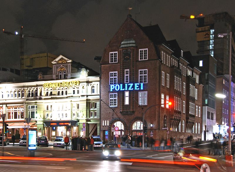 12_Y-99921 Spielbudenplatz und Polizeiwache an der Davidstrasse auf Hamburg St. Pauli - Nachtaufnahme mit fahrenden Autos.
