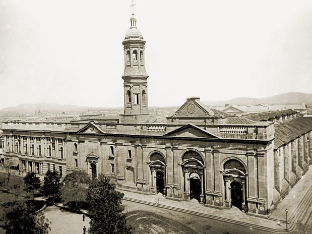 se nos olvida esta torre del Sangrario  de la Catedral de Santiago, demolida por Chelli en 1898, vino a reemplazar al campanario Colonial de Toesca