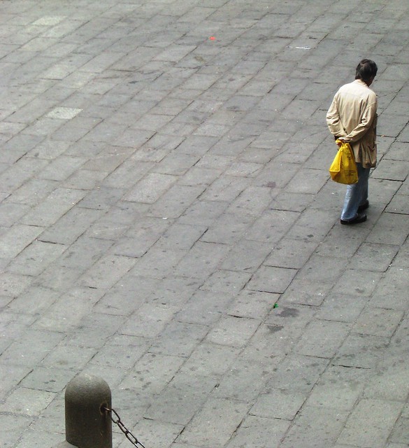 L'uomo con il sacchettino giallo - The man with the yellow plastic bag