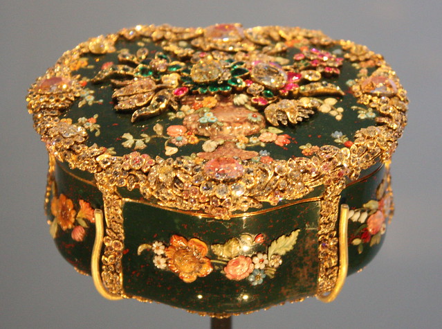 Snuffbox with Vase of Flowers - V&A