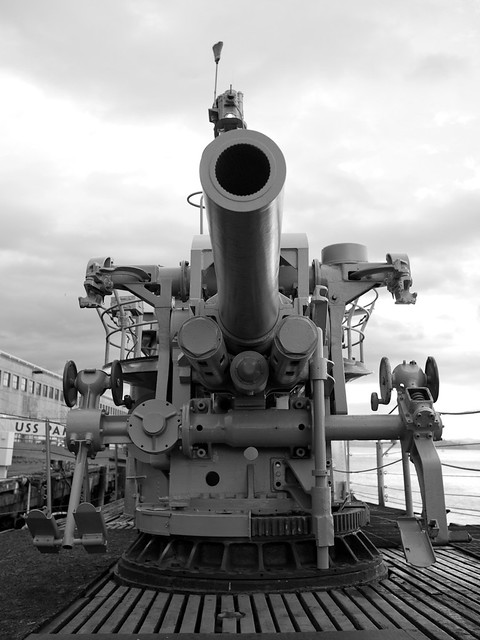 Main gun on the USS Pampanito
