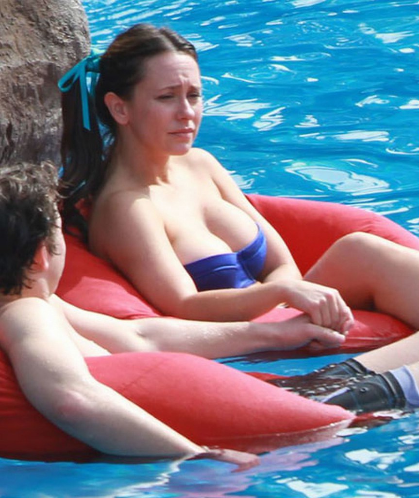 Jennifer-Love-Hewitt-Bikini-Pictures-In-Maui resize.
