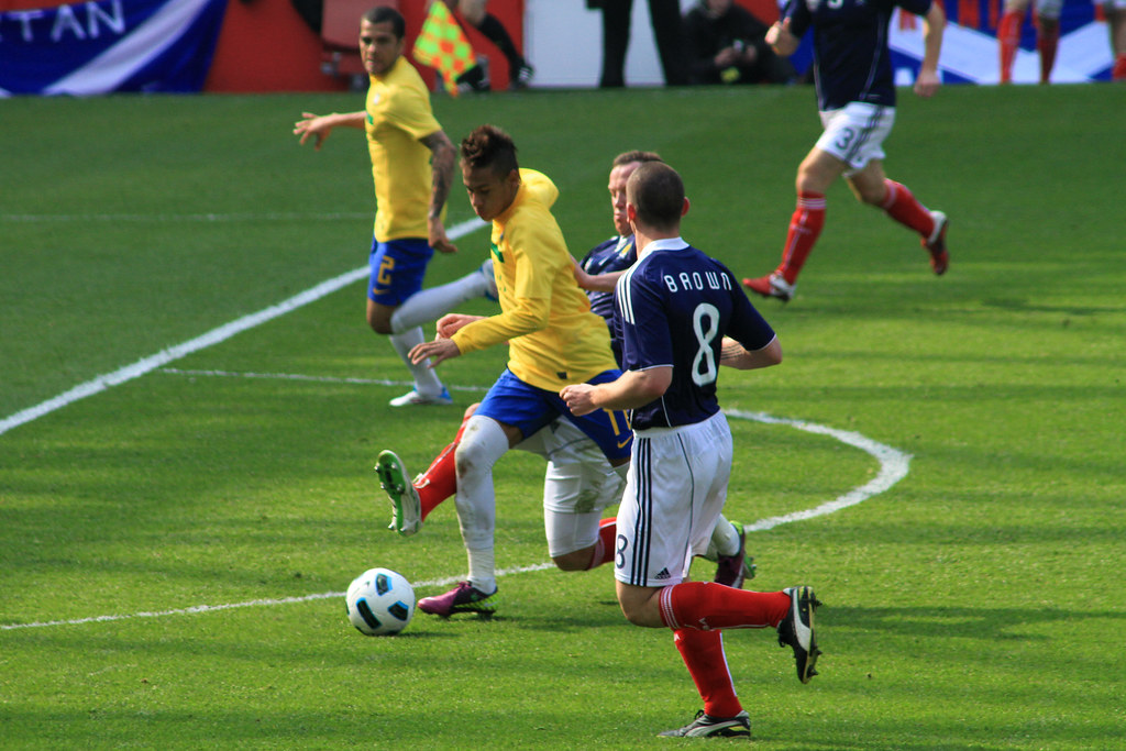 Neymar attacking - Ronnie Macdonald - Flickr