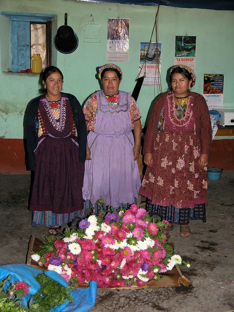 Mujeres con flores - Women with flowers; Almolonga, Quetzaltenango, Guatemala