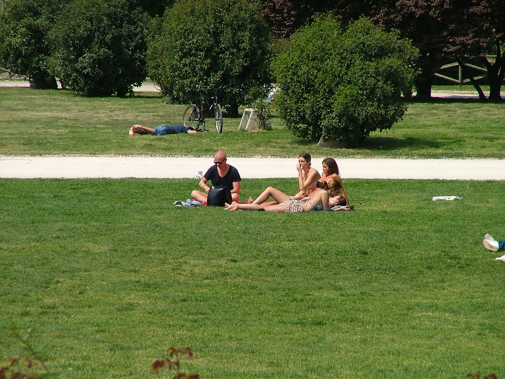 Milão | Milaneses à milaneza. O Parque Sempione estava lotad… | Flickr