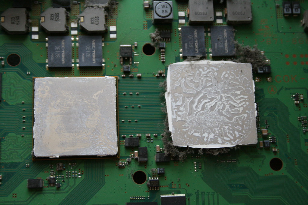 botsing toeter Wanten PS3 GPU and CPU coated in old thermal paste | Máirín | Flickr
