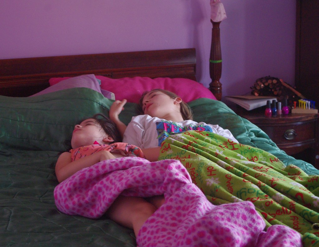 Дочка спал трусы. Спящие сестры.