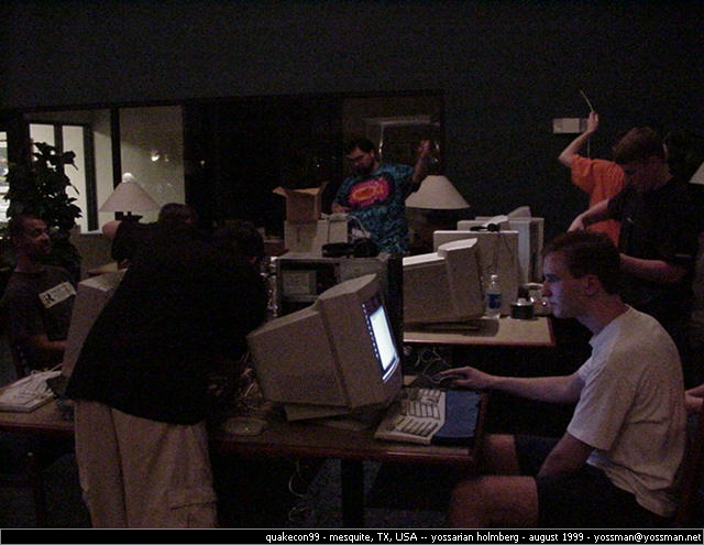 Участники QuakeCon 1999 налаживают соединение, 4 августа, Мескит, США. Снимок показывает людей рядом с компьютерами; место и формат встречи отличаются от российского клуба.