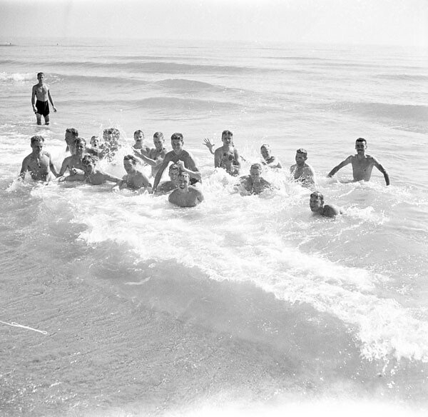 Infantrymen of the Hastings and Prince Edward Regiment swimming in the Mediterranean Sea, Sicily, Italy, August 20, 1943 / Des fantassins du Hastings and Prince Edward Regiment se baignent dans la mer Méditerranée en Sicile (Italie), le 20 août 1943