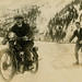 Snímek z Les Diablerets, tentokrát ale dojde ke skutečné akci. Jízda za motocyklem nebyla ničím mimořádným, a dokonce se v ní dlouho závodilo a závodí se dodnes. , foto: archiv redakce