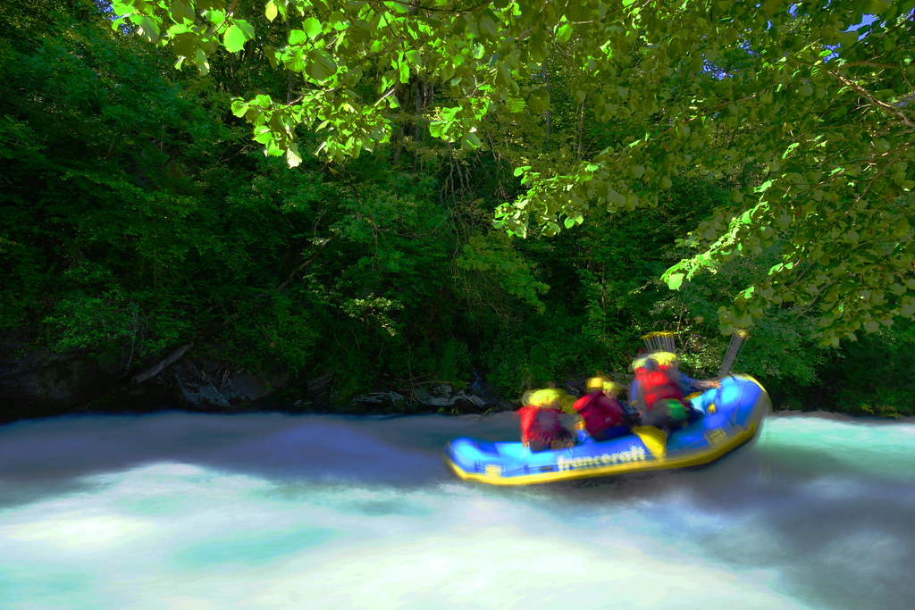 Raft empalé sur un rocher / Raft empaled on a rock | Flickr