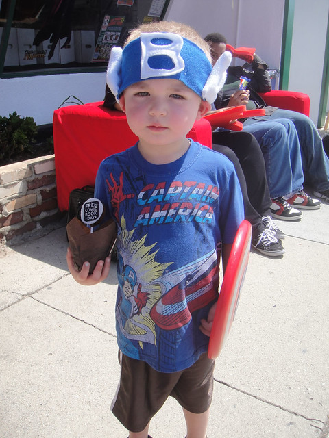 Free Comic Book Day 2012 - a cupcake for Captain Blake