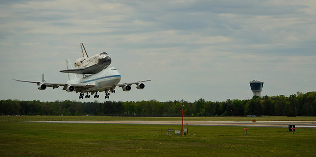 Space Shuttle Discovery Landing (201204170032HQ)