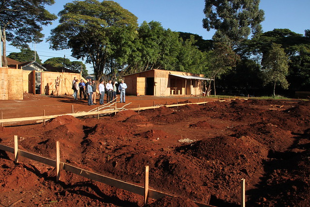 Visitando as obras de futura construção de Escola Municipal em Mandaguari