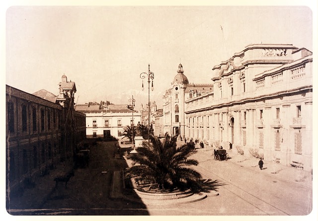 La plazuela de la Moneda 1916, entre La Moneda y el Ministerio de Guerra y Marina
