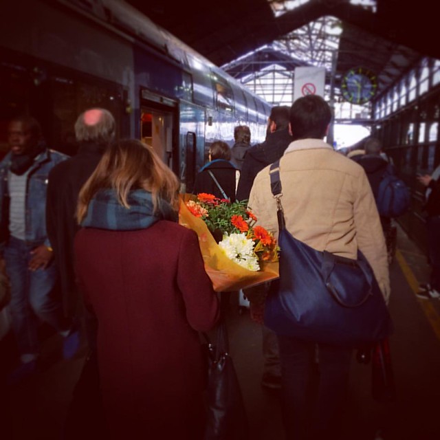 Des 💐 pour #LeonardCohen ? #Paris #Saintlazare #RouenParisRouen #sncf #train #tw