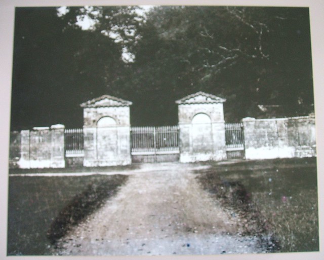 Baronstown House, main entrance gateway (18th century)