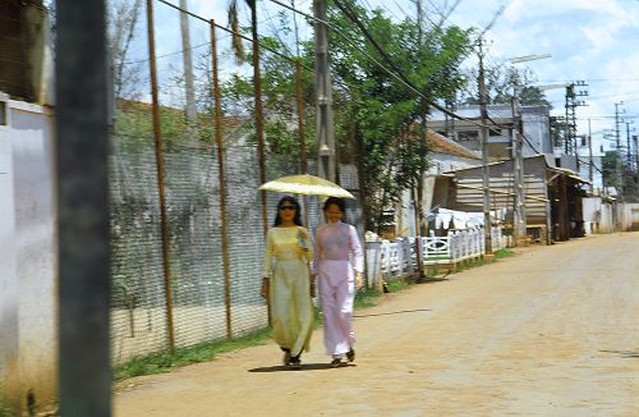 1967 Photo by Mike Williams - Also Saigon -- those beautiful au-dai pantdresses.